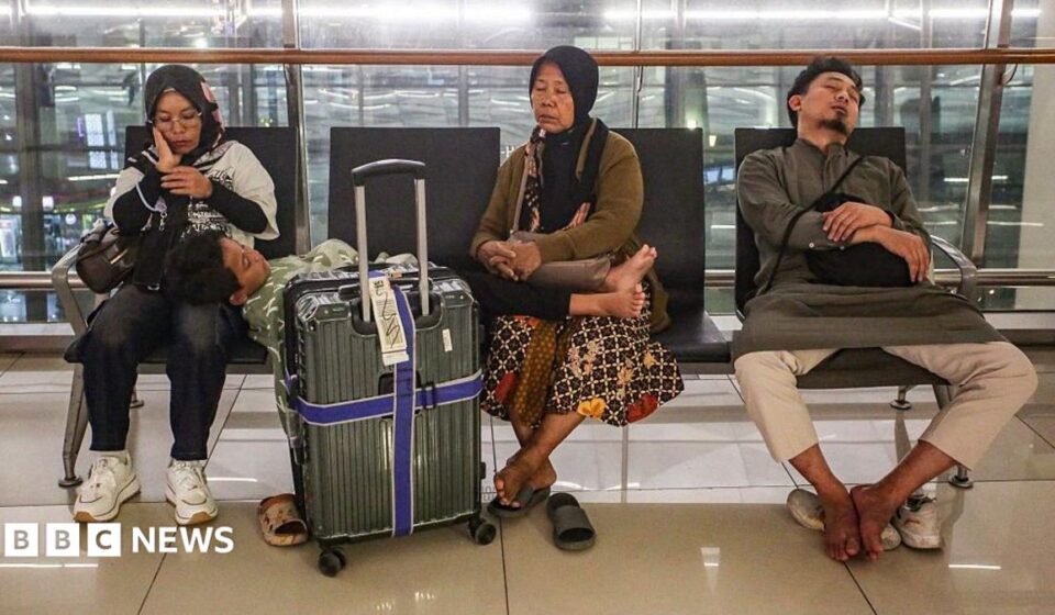 Volcano eruption triggers flight suspensions at Indonesia's main airport