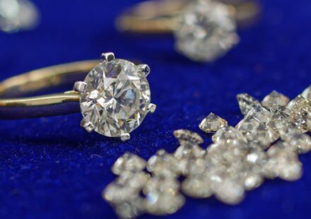 What's behind the fall of diamond prices to record lows