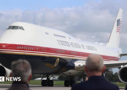 White House bars CNN from travelling with Trump on Air Force One