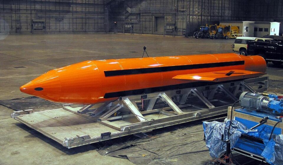 Armas: EE UU planea usar la "madre de todas las bombas" contra Irán