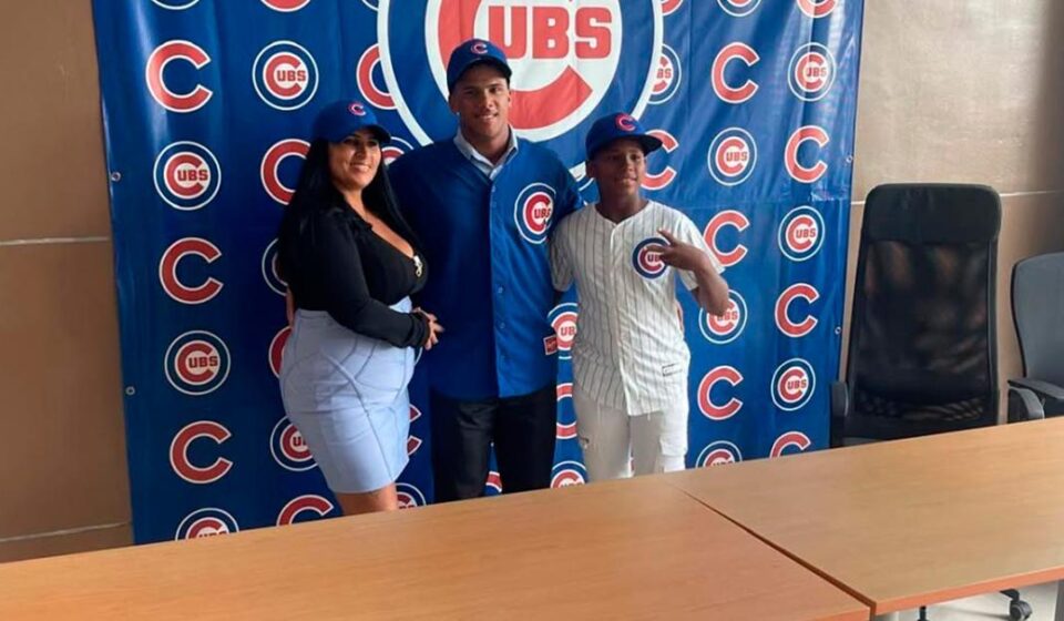 Béisbol: Dos peloteros que abandonaron Cuba firman con equipos de las Grandes Ligas