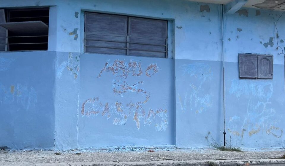 Carteles: "Abajo los Castros", un cartel contra el régimen en Guanabacoa