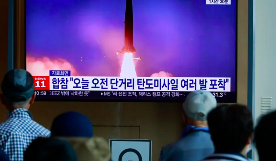 Corea del Norte: Pyongyang lanza más de 10 misiles balísticos al mar de Japón