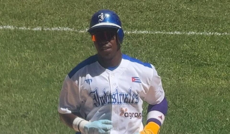 Deporte: Industriales estrena uniformes con logo de mipyme A Granel