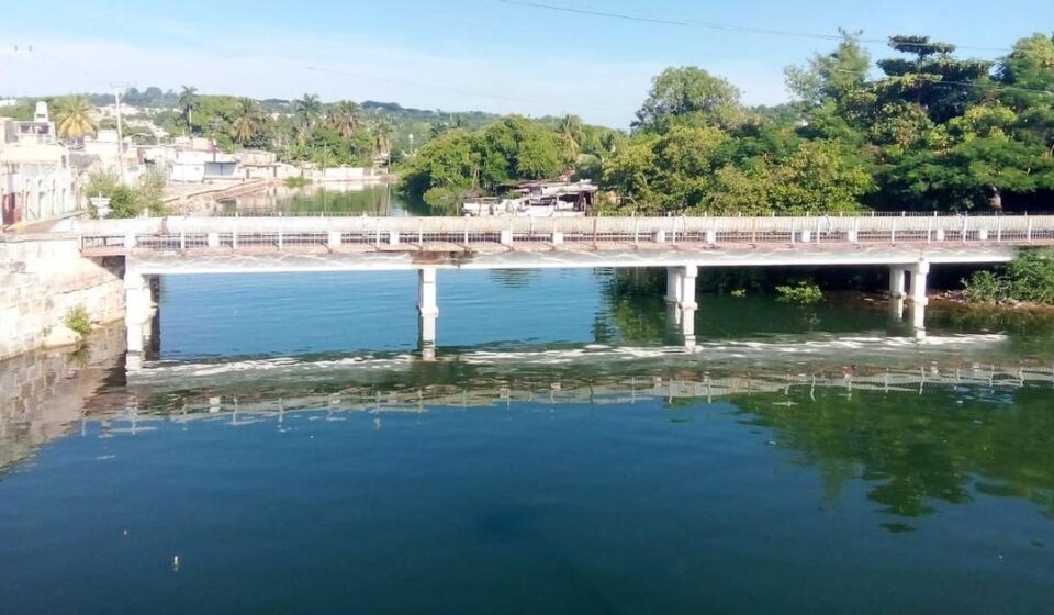 Deterioro urbano: Entre dos orillas y un basurero, el puente olvidado de Matanzas
