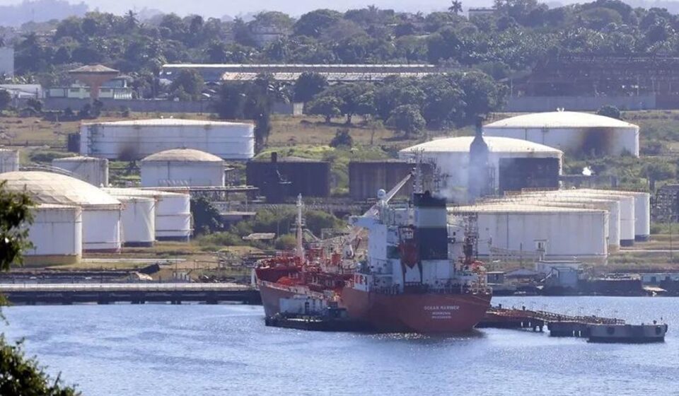 Deudas: Expertos evalúan la deuda petrolera de Cuba con Venezuela en un mínimo de 20.000 millones de dólares