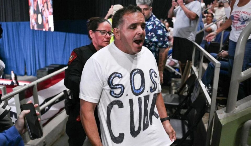 EE UU: Varias protestas interrumpen un mitin de Trump en Texas