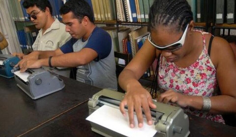 Economía: Cuba ofrece ventajas fiscales a quienes empleen discapacitados