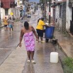 Foto del día: En Luyanó, el cielo abastece mejor que el acueducto