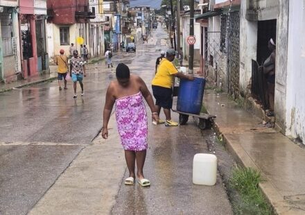 Foto del día: En Luyanó, el cielo abastece mejor que el acueducto
