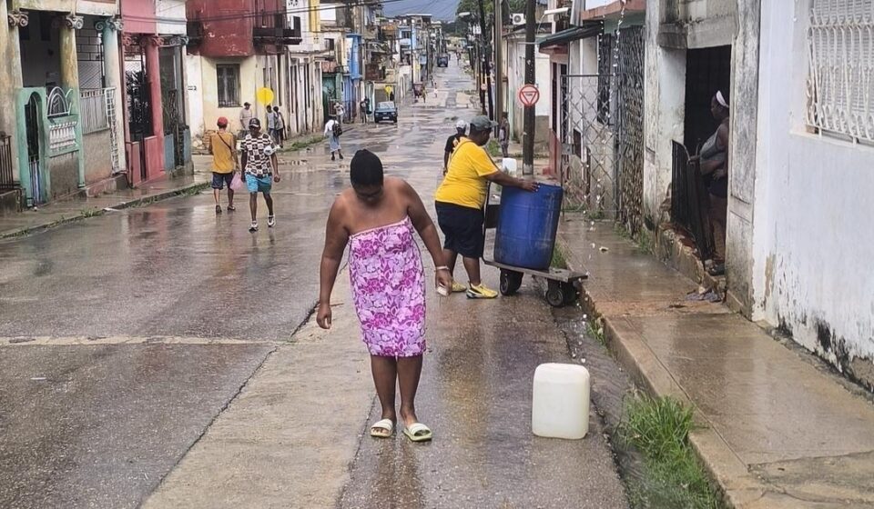 Foto del día: En Luyanó, el cielo abastece mejor que el acueducto