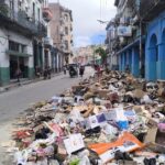 Foto del día: En la calle Monte, la basura tiene preferencia de paso
