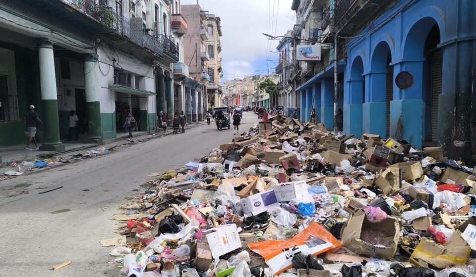 Foto del día: En la calle Monte, la basura tiene preferencia de paso
