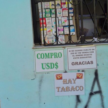 Foto del día: "Evite disgustos", la guerra contra los billetes pequeños en Cuba
