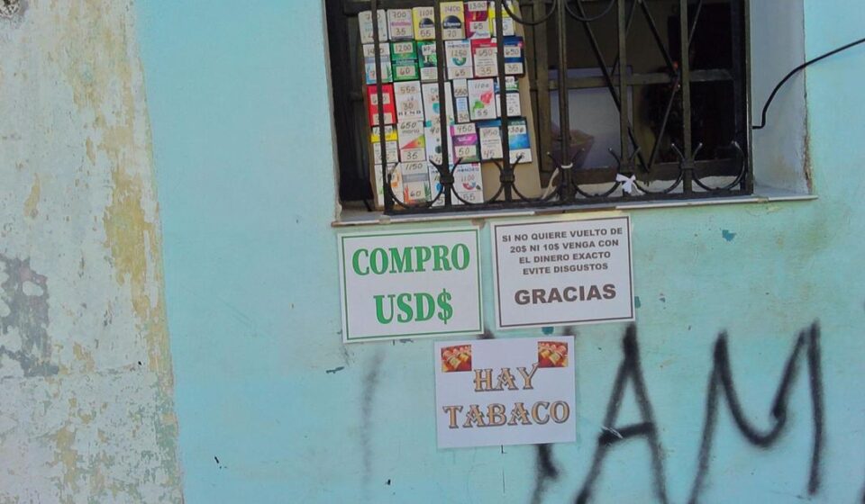 Foto del día: "Evite disgustos", la guerra contra los billetes pequeños en Cuba
