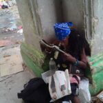 Foto del día: Las otras vidas de una vendedora de la calle Reina