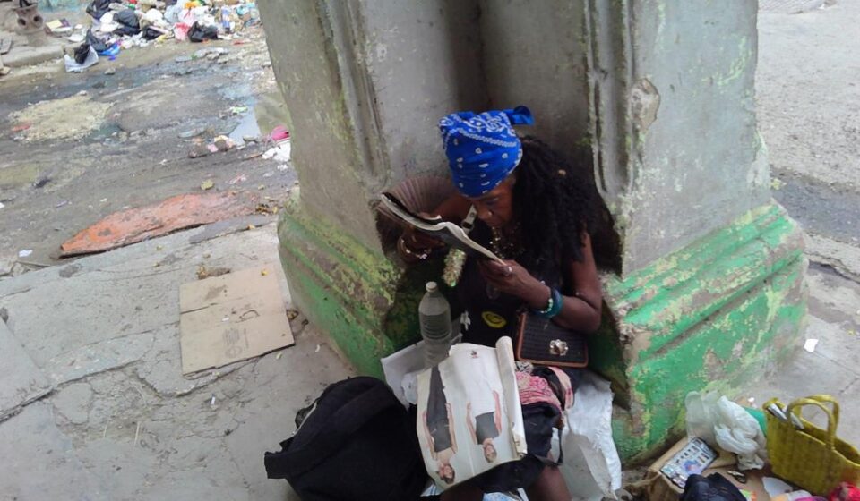 Foto del día: Las otras vidas de una vendedora de la calle Reina