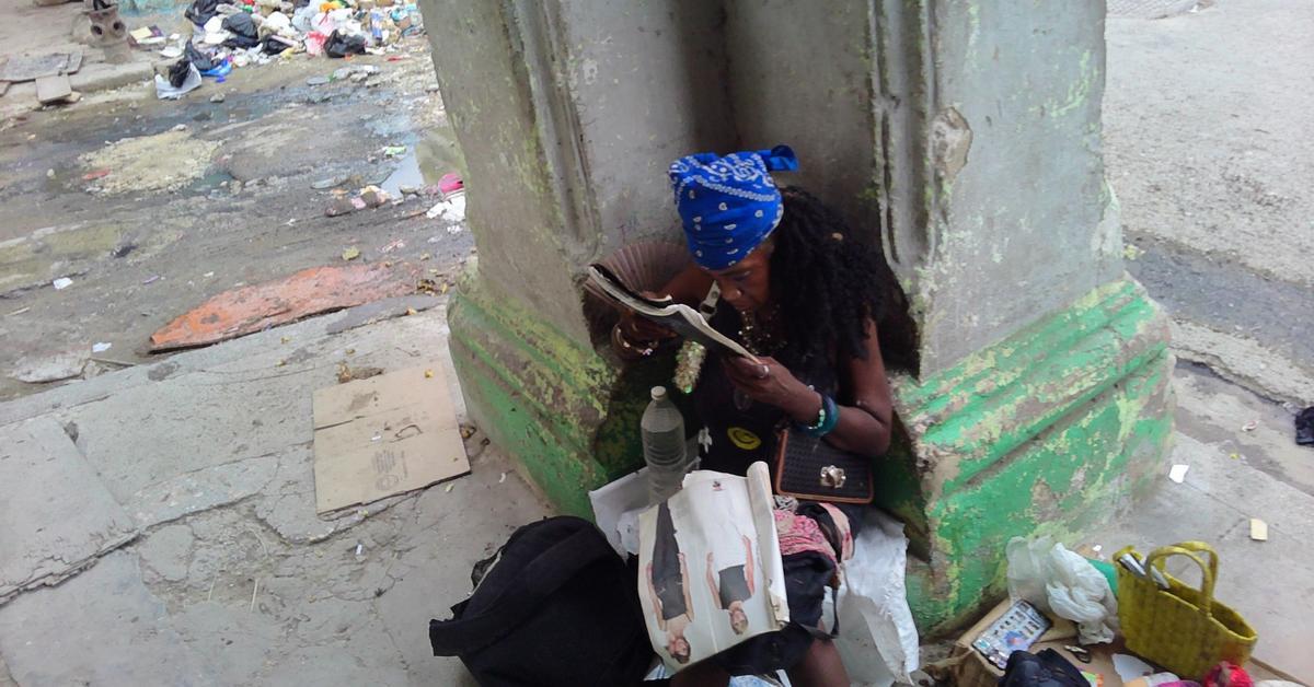 Foto del día: Las otras vidas de una vendedora de la calle Reina