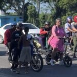Foto del día: Los niños limpian parabrisas a cambio de una limosna