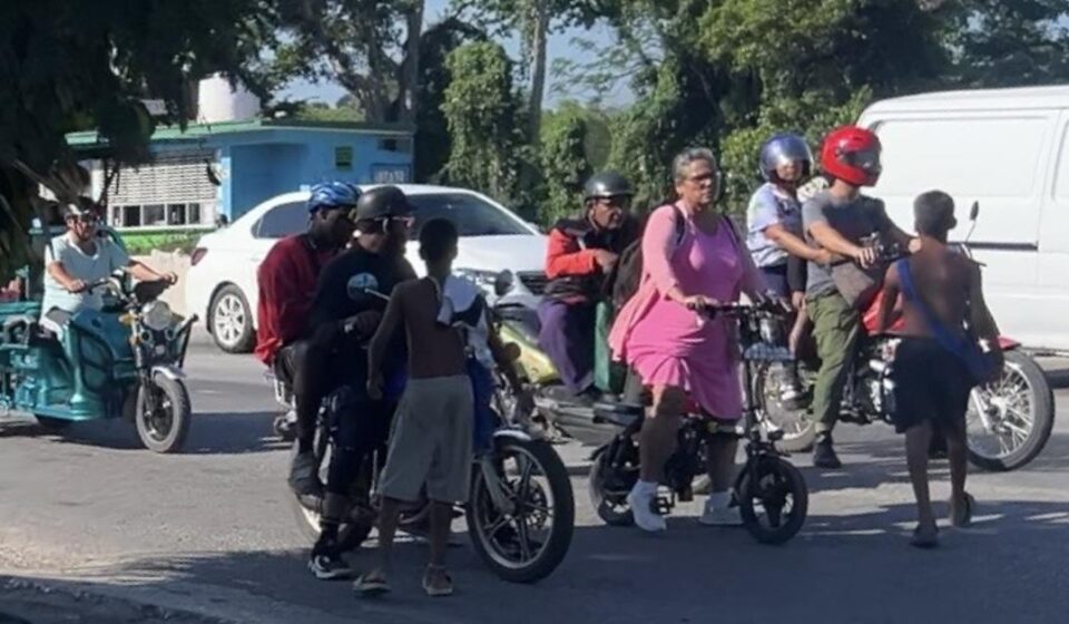 Foto del día: Los niños limpian parabrisas a cambio de una limosna