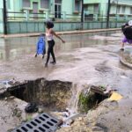 Foto del día: Un enorme bache se convierte en cascada y trampa para transeúntes