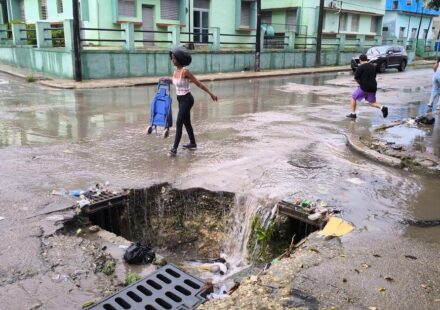 Foto del día: Un enorme bache se convierte en cascada y trampa para transeúntes