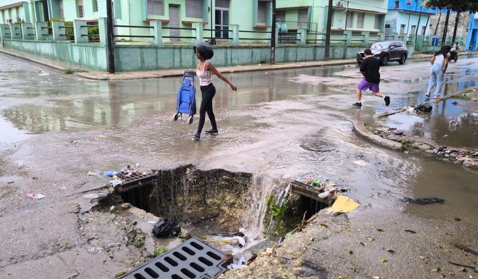 Foto del día: Un enorme bache se convierte en cascada y trampa para transeúntes