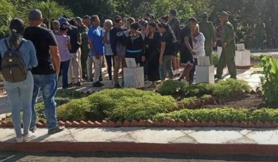 Holguín: Sin identificar, entierran las cenizas de militares muertos