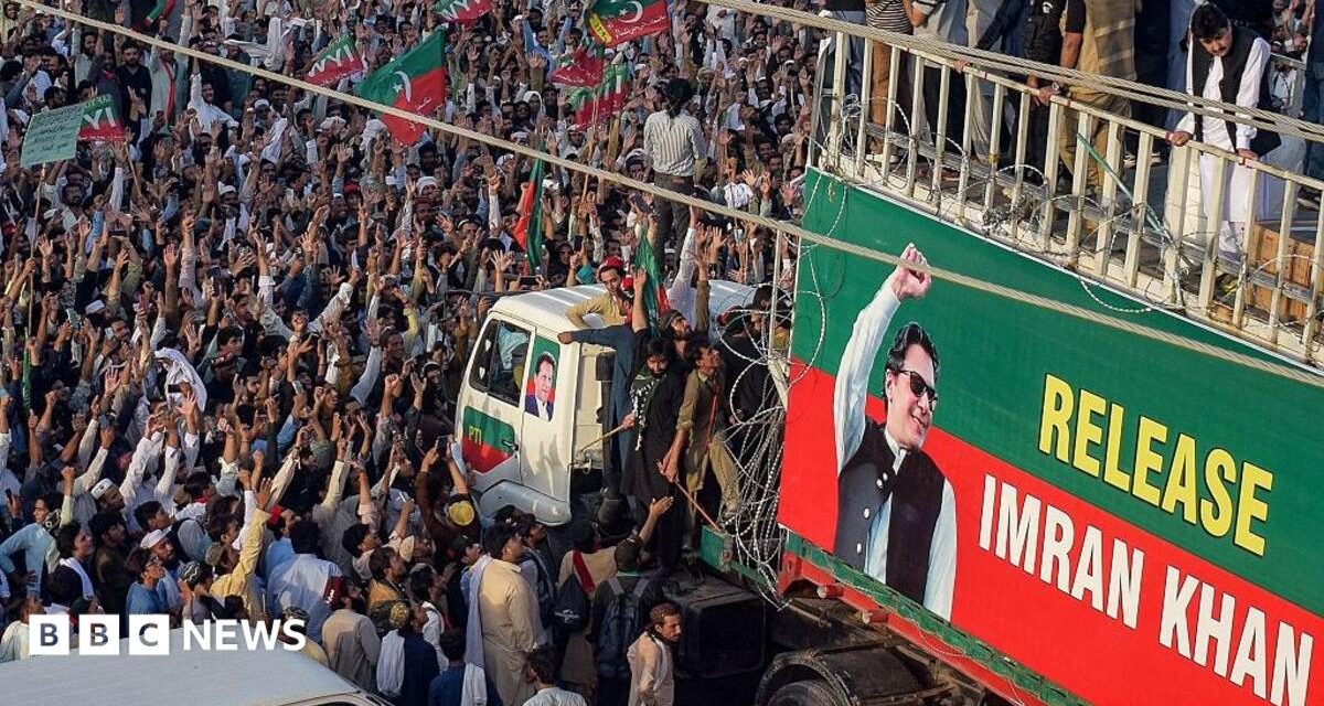 Imran Khan: Supporters of jailed ex-PM march to Pakistan capital