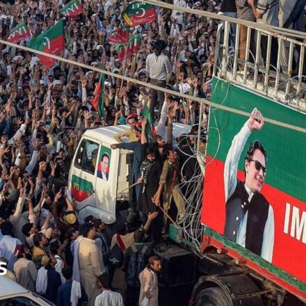 Imran Khan: Supporters of jailed ex-PM march to Pakistan capital