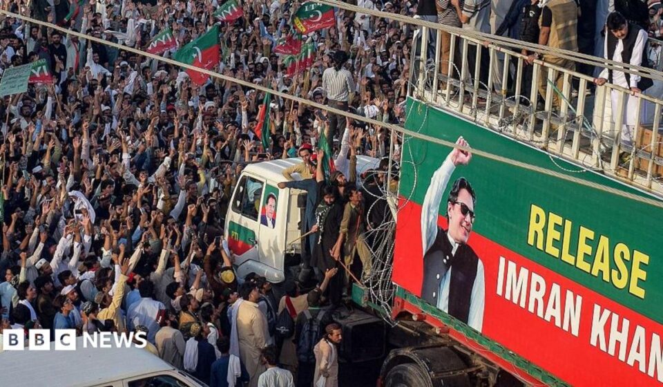 Imran Khan: Supporters of jailed ex-PM march to Pakistan capital