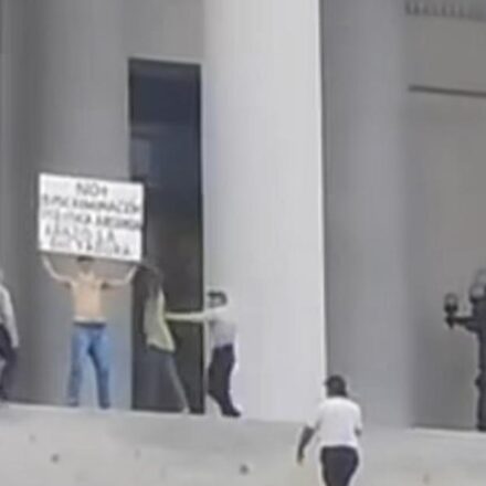 La Habana: Detenido en el Capitolio con un cartel pidiendo libertad