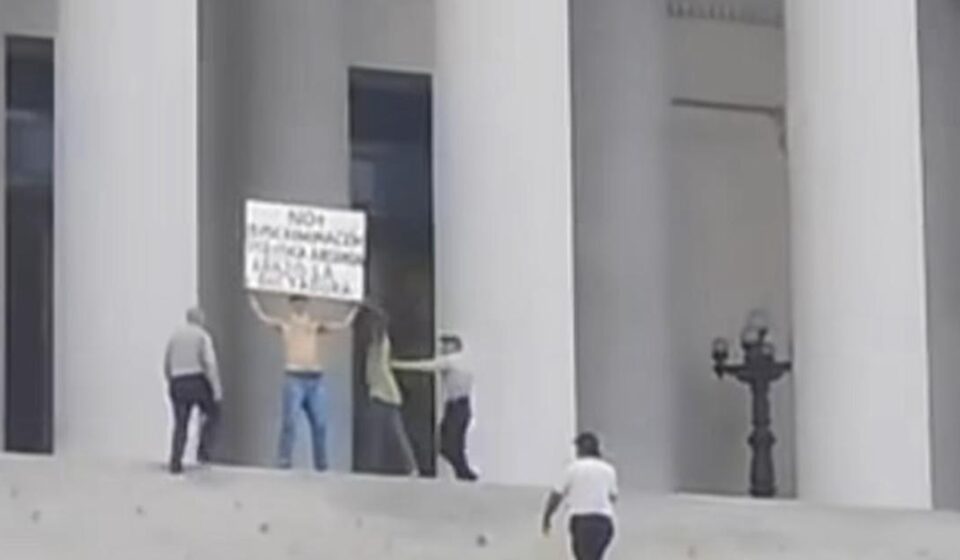 La Habana: Detenido en el Capitolio con un cartel pidiendo libertad