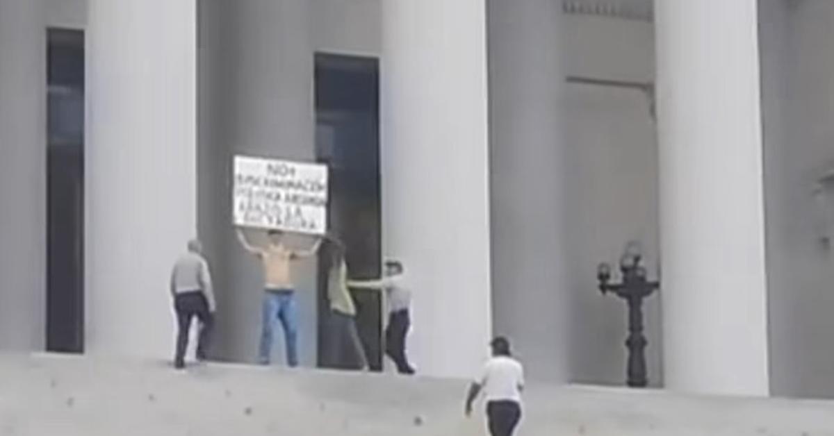 La Habana: Detenido en el Capitolio con un cartel pidiendo libertad