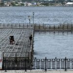 La Habana: El muelle flotante de La Habana es desmantelado por el día