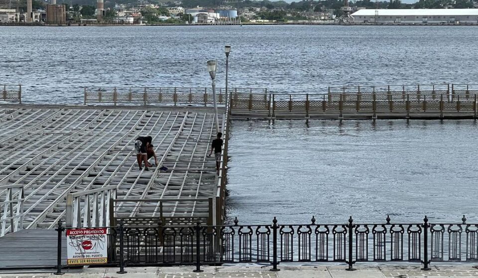 La Habana: El muelle flotante de La Habana es desmantelado por el día