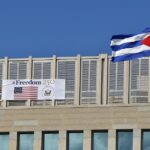La Habana: La palabra "libertad" en la fachada de la Embajada de EE UU