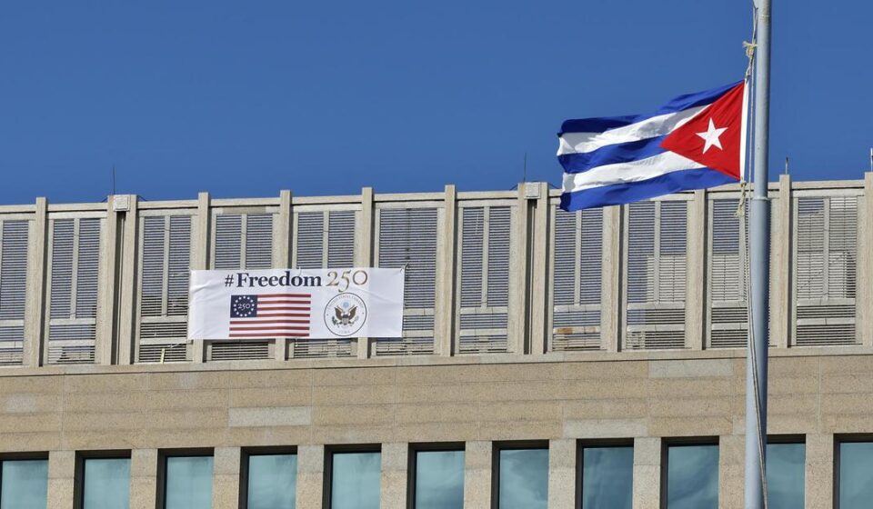 La Habana: La palabra "libertad" en la fachada de la Embajada de EE UU