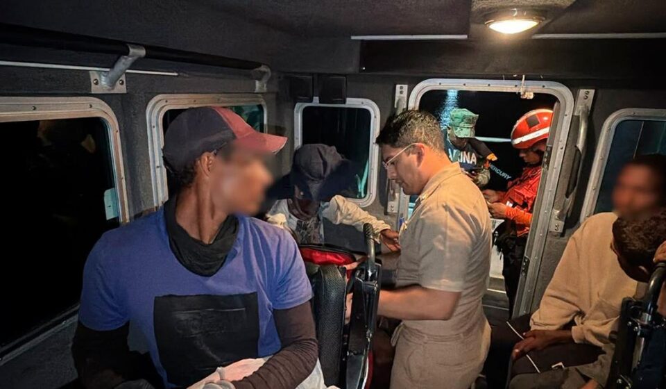 Migración: Rescatan a 10 balseros cubanos a 12 millas de Isla Mujeres