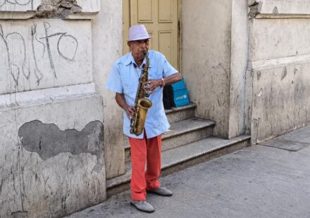 Música: El saxofón de Efrén es supervivencia