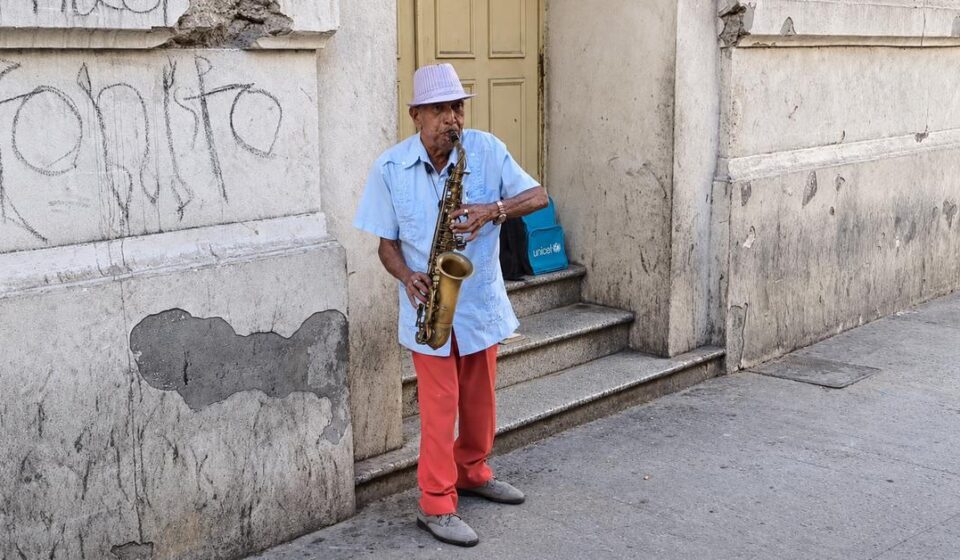 Música: El saxofón de Efrén es supervivencia