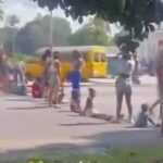 Protesta: Una veintena de mujeres y niños bloquean la calle 100