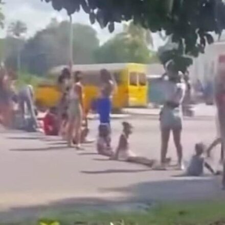 Protesta: Una veintena de mujeres y niños bloquean la calle 100