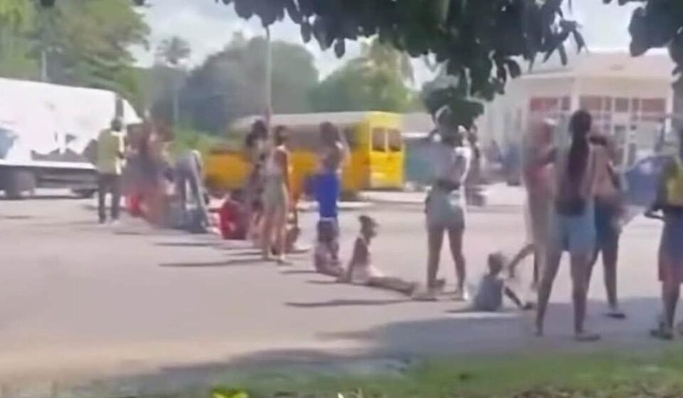 Protesta: Una veintena de mujeres y niños bloquean la calle 100