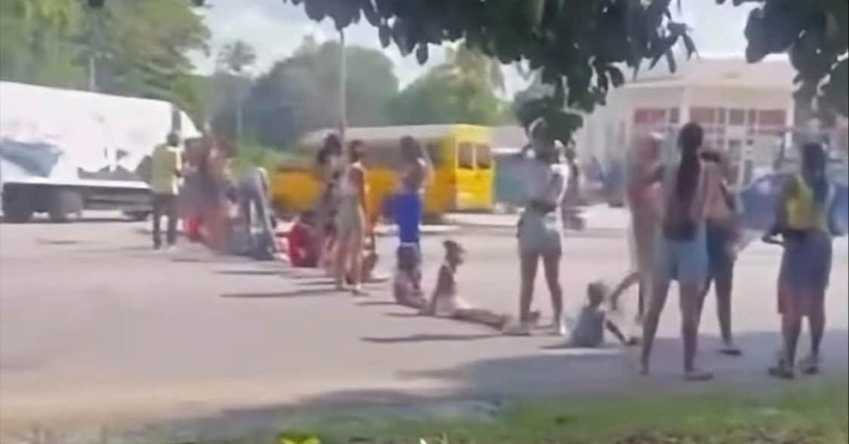 Protesta: Una veintena de mujeres y niños bloquean la calle 100