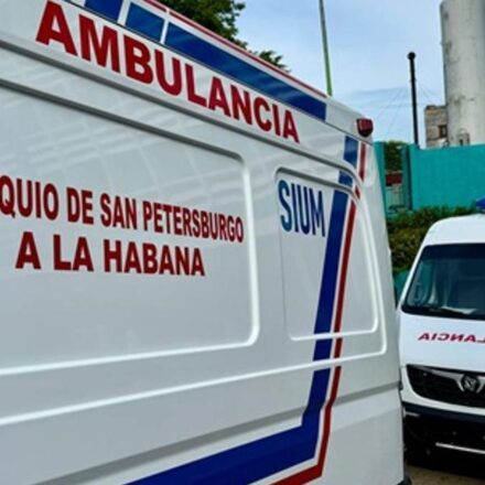 San Petersburgo: Cuba recibe tres ambulancias y un automóvil donados por Rusia