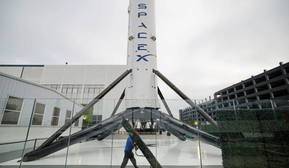 SpaceX deal to acquire spectrum license hammers shares of AT&T, Verizon and T-Mobile