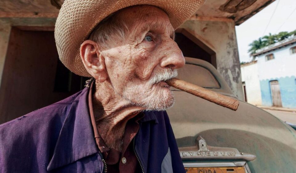 Tabaco: Puros de lujo para el mundo, tabaco “del malo” para los cubanos