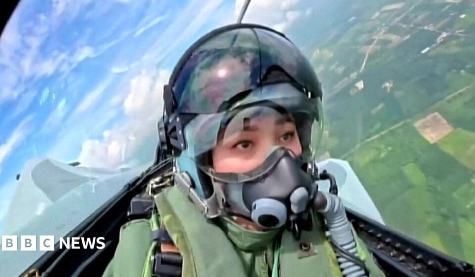 Thai Queen makes first solo flight in fighter jet