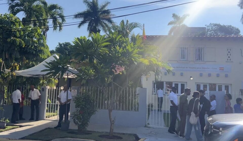 Trámites: Menos cola en nuevo centro de visados de España en La Habana